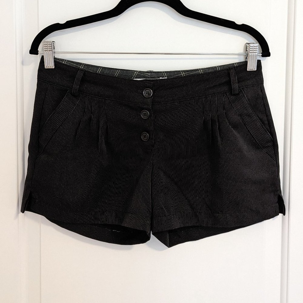 Beautiful vertical stripe dressy shorts with pockets - black and withe